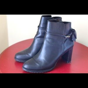 🚫🚫🚫 THIS ITEM HAS BEEN SOLD 🚫🚫🚫 Banana Republic Booties